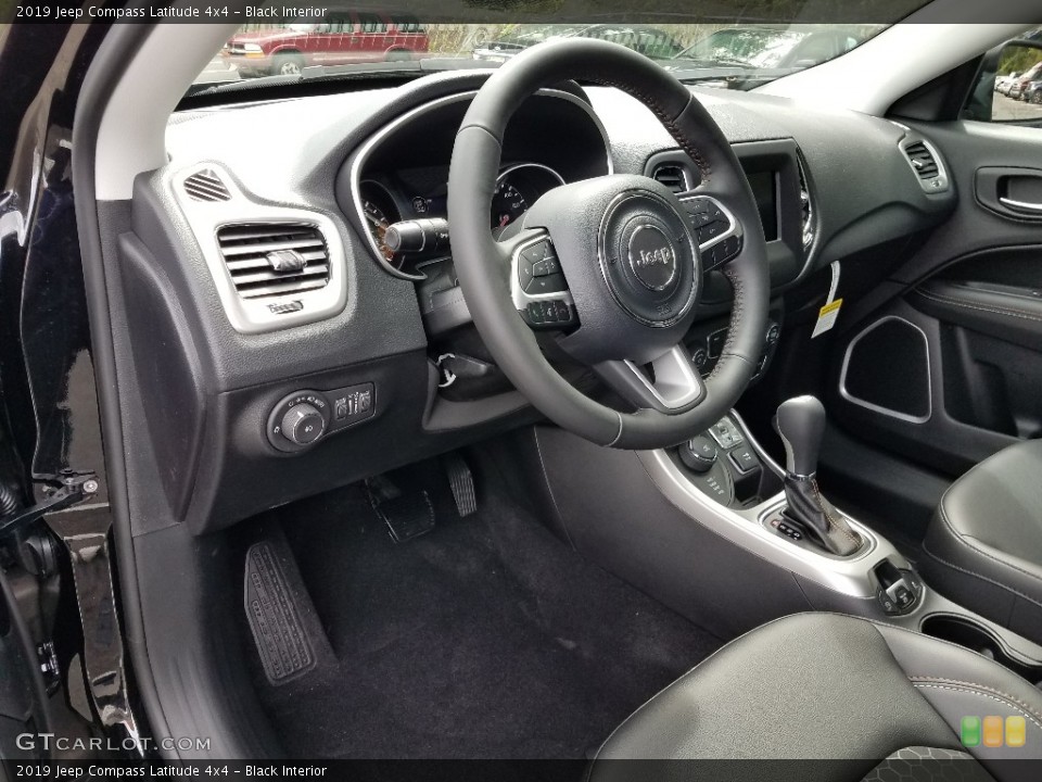 Black Interior Photo for the 2019 Jeep Compass Latitude 4x4 #129561327