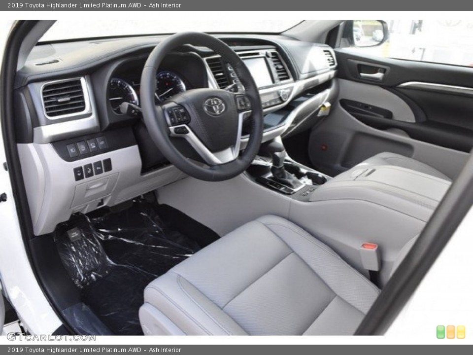 Ash Interior Photo for the 2019 Toyota Highlander Limited Platinum AWD #129618176