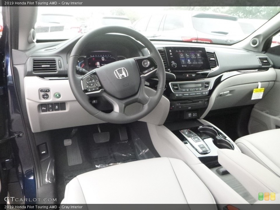 Gray Interior Photo for the 2019 Honda Pilot Touring AWD #129621710