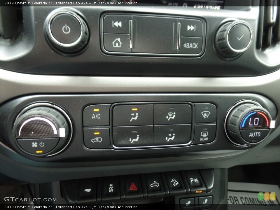 Jet Black/Dark Ash Interior Controls for the 2019 Chevrolet Colorado Z71 Extended Cab 4x4 #129704915
