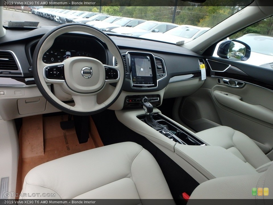 Blonde Interior Photo for the 2019 Volvo XC90 T6 AWD Momentum #129769569
