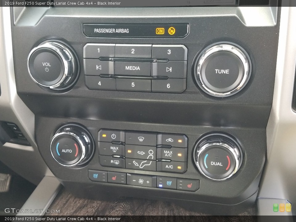 Black Interior Controls for the 2019 Ford F250 Super Duty Lariat Crew Cab 4x4 #129770328
