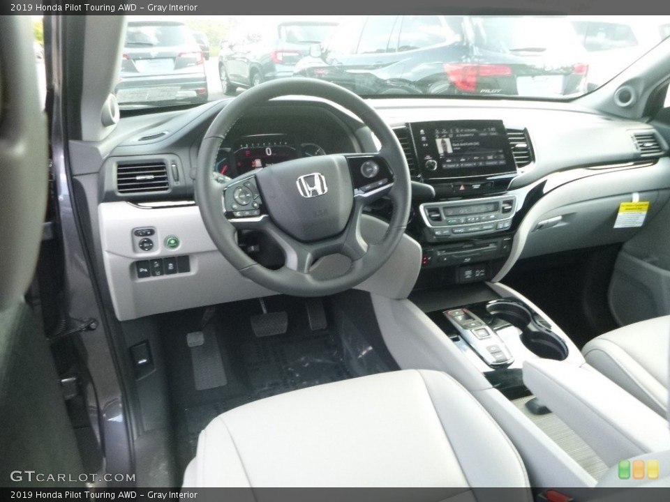 Gray Interior Photo for the 2019 Honda Pilot Touring AWD #129798935