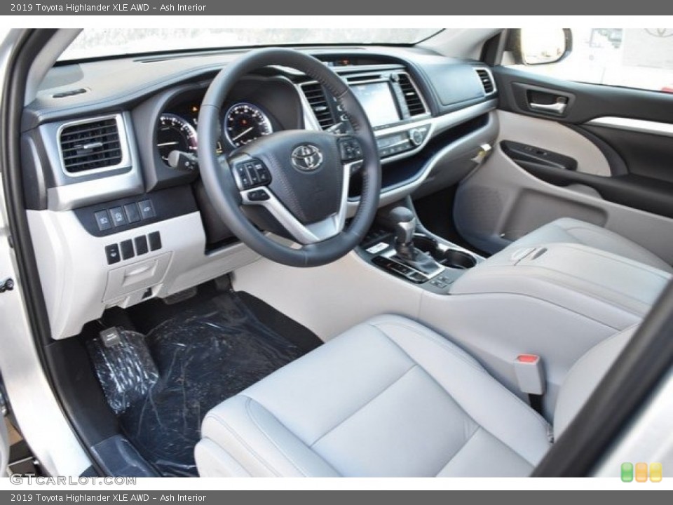 Ash Interior Photo for the 2019 Toyota Highlander XLE AWD #129929260