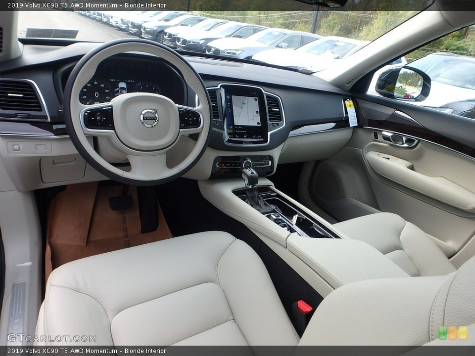 Blonde Interior Photo for the 2019 Volvo XC90 T5 AWD Momentum #130014534