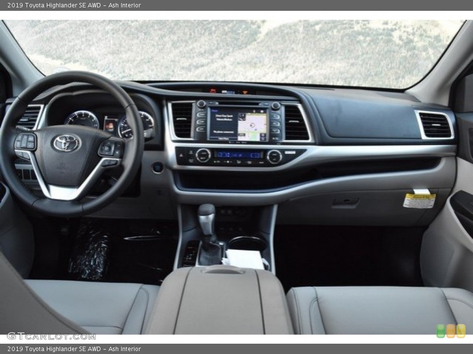 Ash Interior Dashboard for the 2019 Toyota Highlander SE AWD #130066001