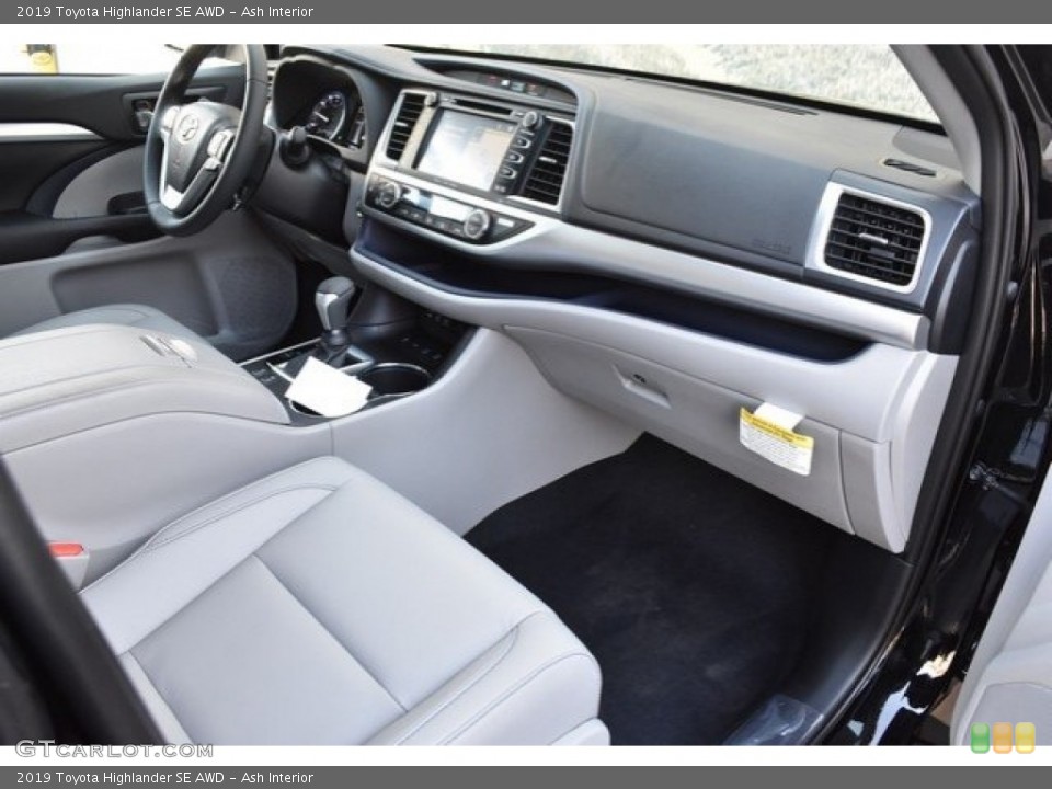 Ash Interior Dashboard for the 2019 Toyota Highlander SE AWD #130066040