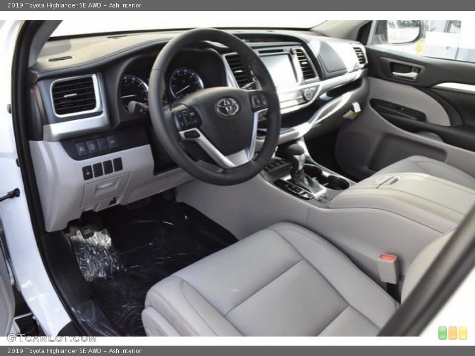 Ash Interior Photo for the 2019 Toyota Highlander SE AWD #130068425