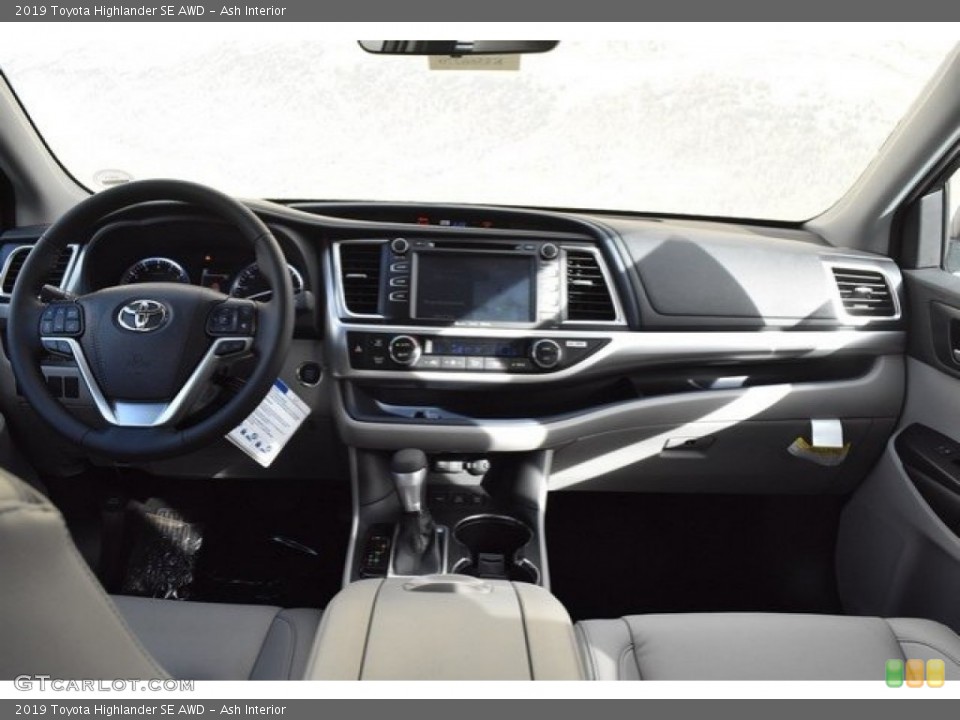 Ash Interior Dashboard for the 2019 Toyota Highlander SE AWD #130068470