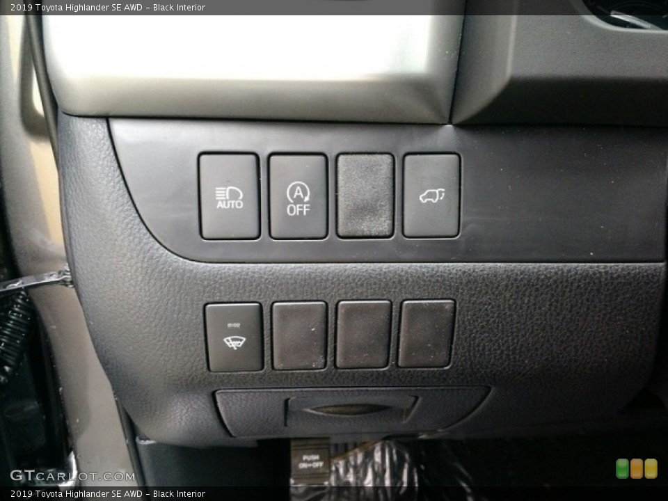 Black Interior Controls for the 2019 Toyota Highlander SE AWD #130075224