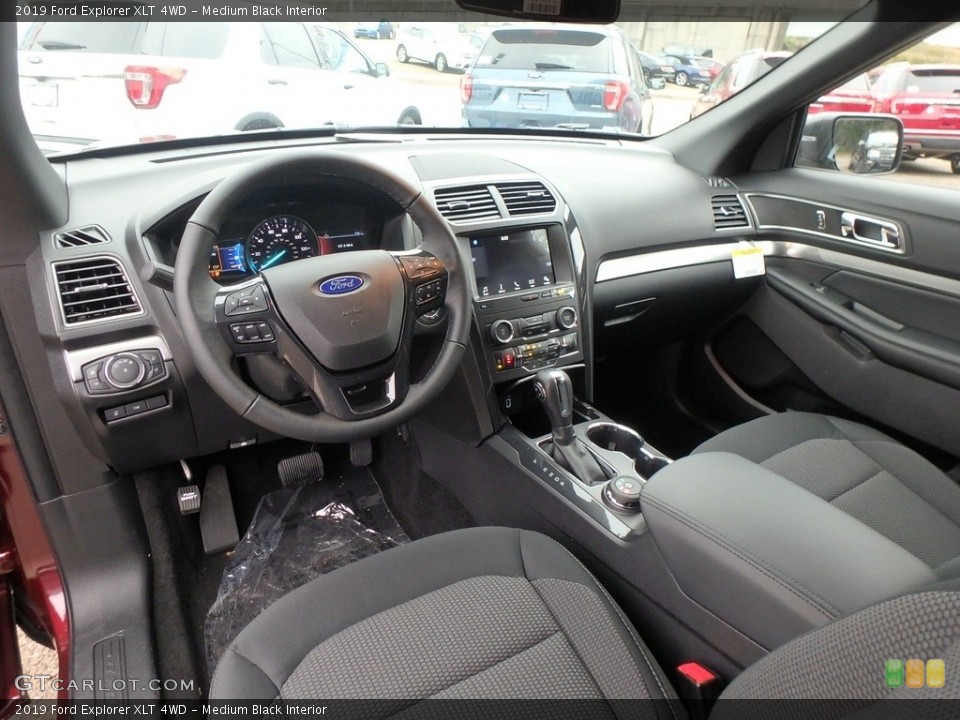 Medium Black Interior Photo for the 2019 Ford Explorer XLT 4WD #130135055