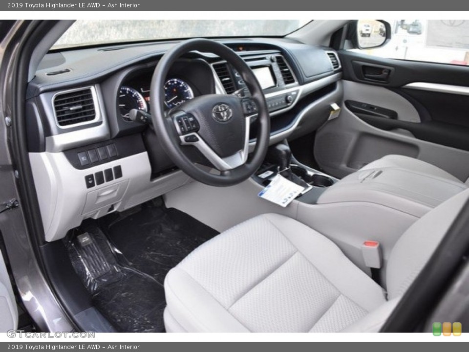 Ash Interior Photo for the 2019 Toyota Highlander LE AWD #130169229