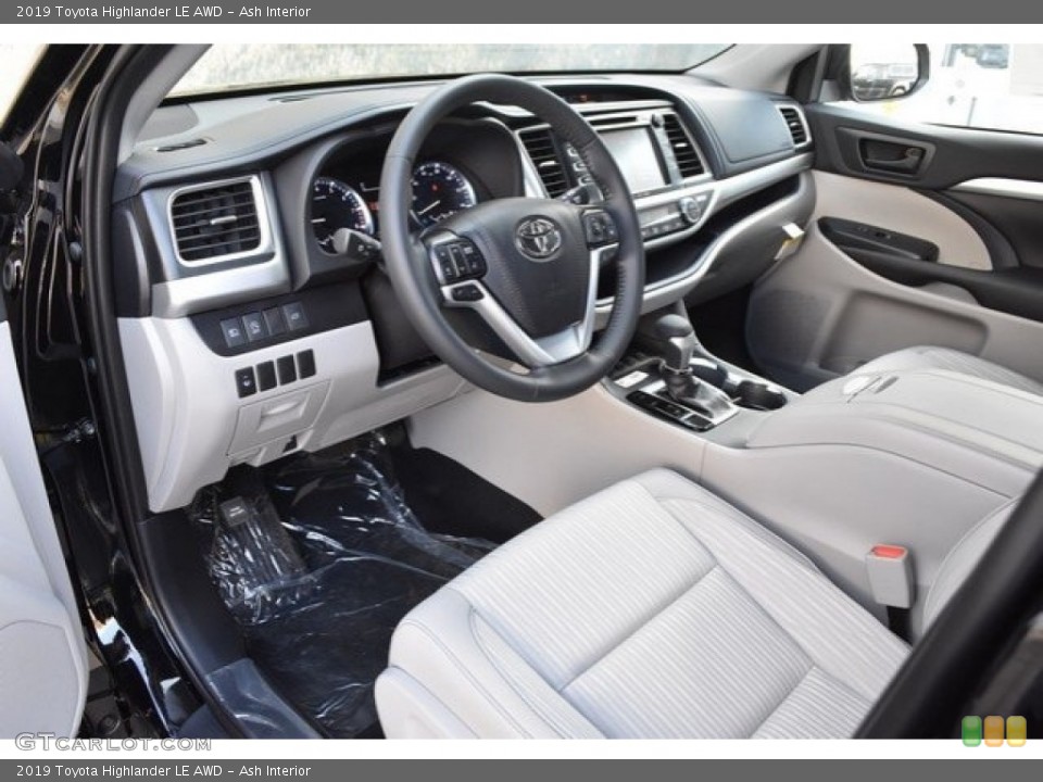 Ash Interior Photo for the 2019 Toyota Highlander LE AWD #130171188