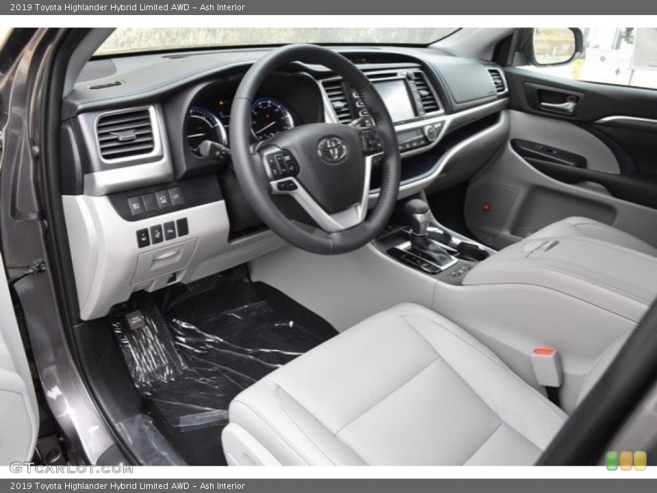 Ash Interior Photo for the 2019 Toyota Highlander Hybrid Limited AWD #130218832