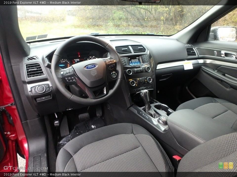 Medium Black Interior Photo for the 2019 Ford Explorer XLT 4WD #130306849