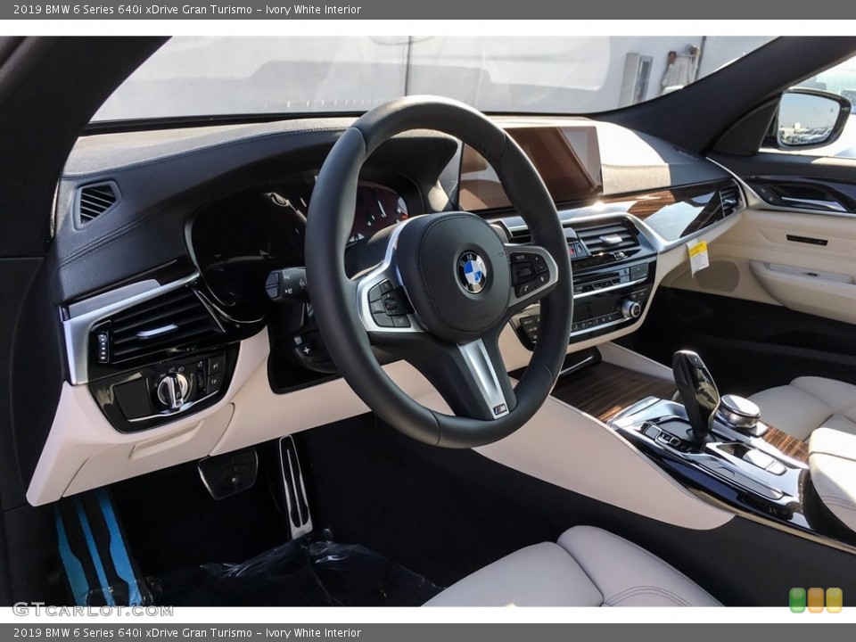 Ivory White Interior Dashboard for the 2019 BMW 6 Series 640i xDrive Gran Turismo #130531273