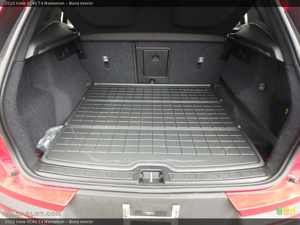 Blond Interior Trunk for the 2019 Volvo XC40 T4 Momentum #130684981