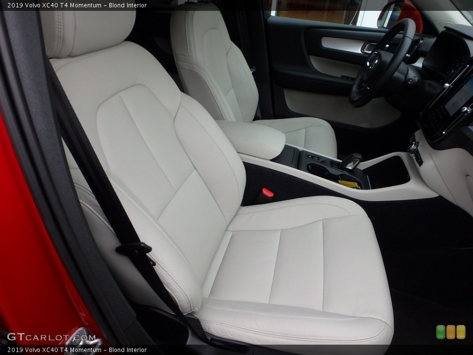 Blond Interior Front Seat for the 2019 Volvo XC40 T4 Momentum #130685158