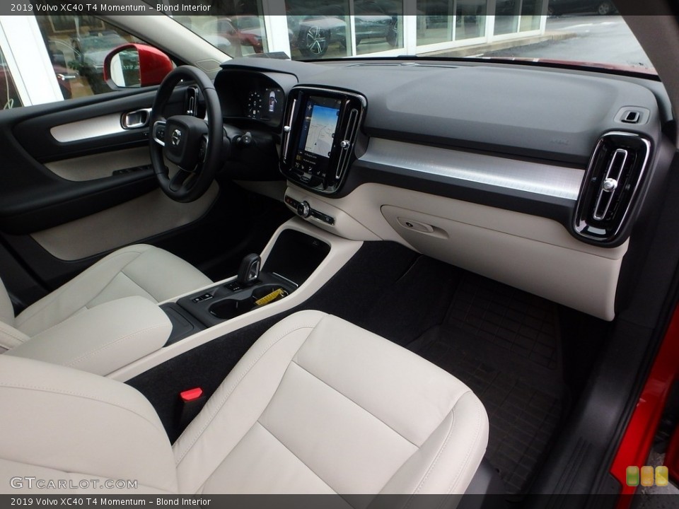 Blond Interior Dashboard for the 2019 Volvo XC40 T4 Momentum #130685181