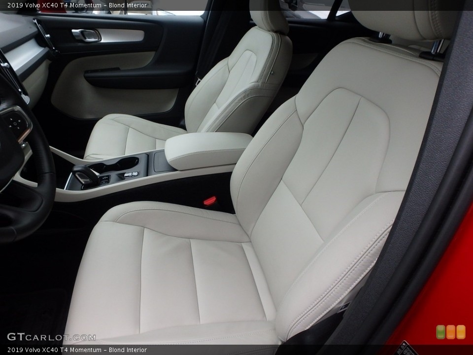 Blond Interior Front Seat for the 2019 Volvo XC40 T4 Momentum #130685248