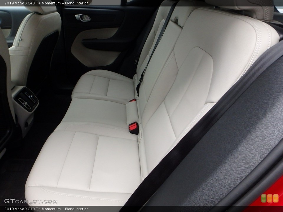 Blond Interior Rear Seat for the 2019 Volvo XC40 T4 Momentum #130685272