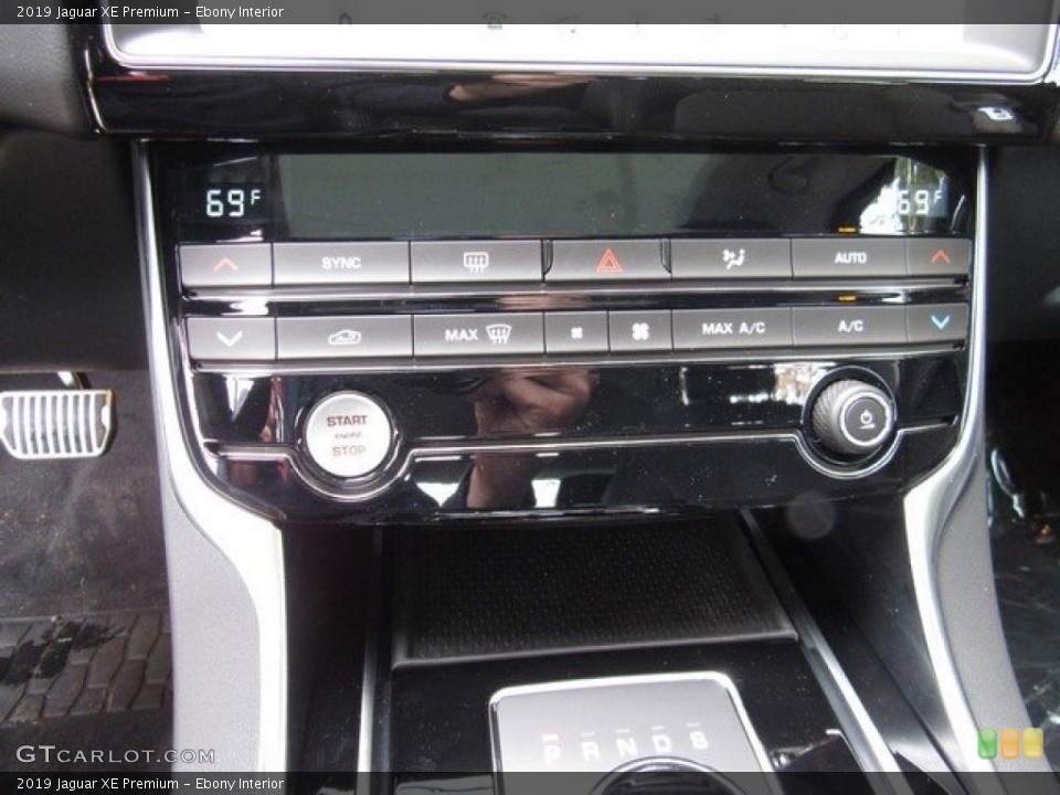 Ebony Interior Controls for the 2019 Jaguar XE Premium #130697311