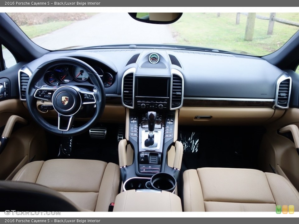 Black/Luxor Beige Interior Dashboard for the 2016 Porsche Cayenne S #130831140