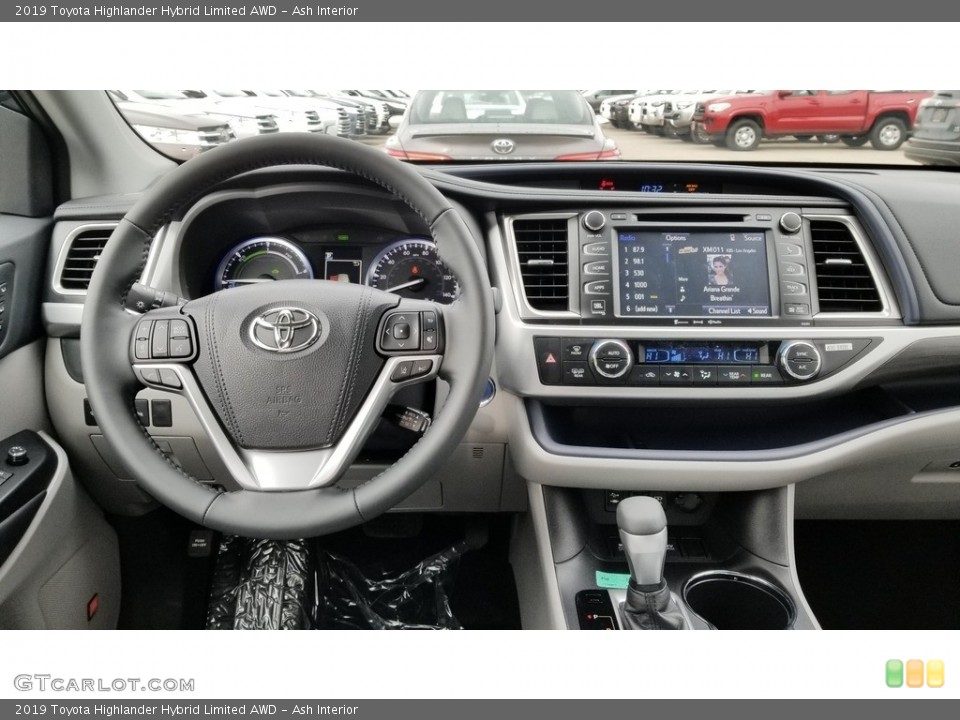 Ash Interior Dashboard for the 2019 Toyota Highlander Hybrid Limited AWD #130902484