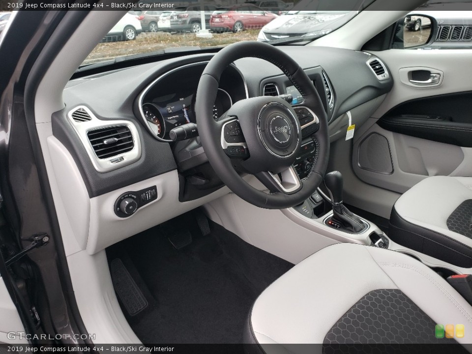 Black/Ski Gray Interior Photo for the 2019 Jeep Compass Latitude 4x4 #131067464