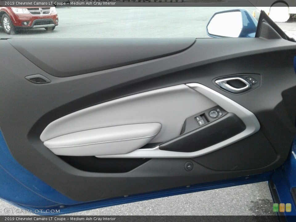 Medium Ash Gray Interior Door Panel for the 2019 Chevrolet Camaro LT Coupe #131131643