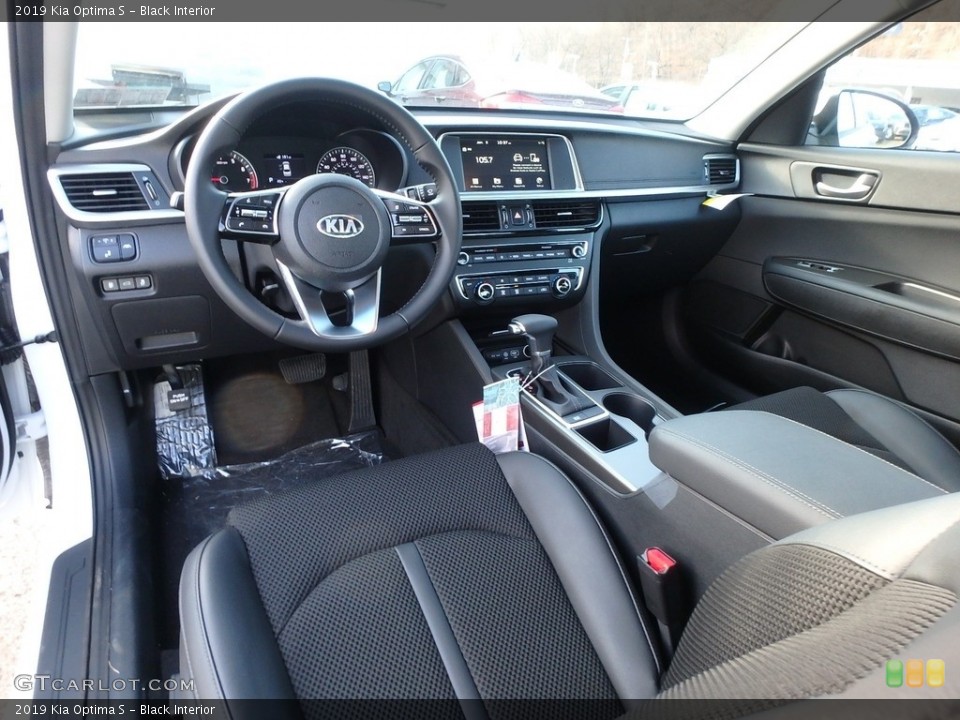 Black Interior Photo for the 2019 Kia Optima S #131328606