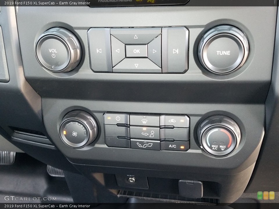 Earth Gray Interior Controls for the 2019 Ford F150 XL SuperCab #131409072