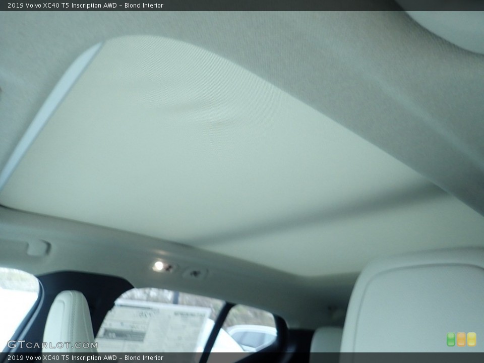 Blond Interior Sunroof for the 2019 Volvo XC40 T5 Inscription AWD #131513338