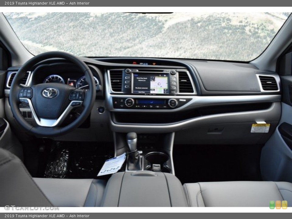 Ash Interior Dashboard for the 2019 Toyota Highlander XLE AWD #131604535