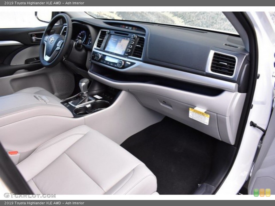 Ash Interior Dashboard for the 2019 Toyota Highlander XLE AWD #131604586
