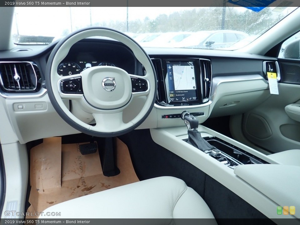 Blond Interior Photo for the 2019 Volvo S60 T5 Momentum #131772755