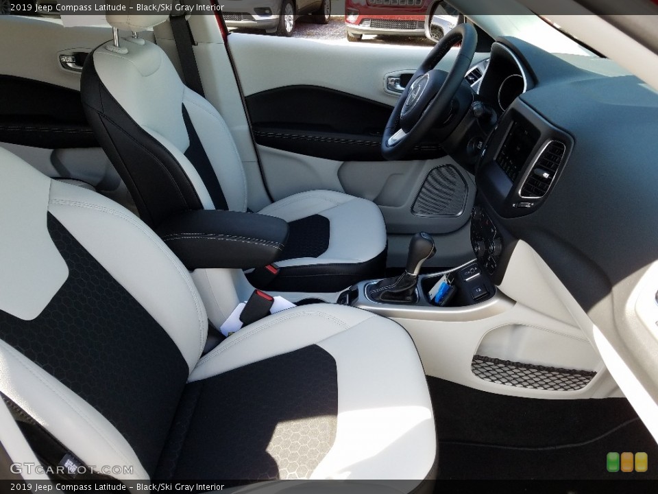 Black/Ski Gray Interior Photo for the 2019 Jeep Compass Latitude #131799977