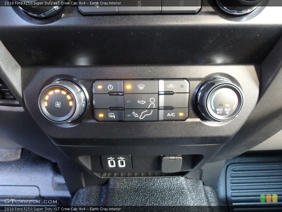 Earth Gray Interior Controls for the 2019 Ford F250 Super Duty XLT Crew Cab 4x4 #131838042