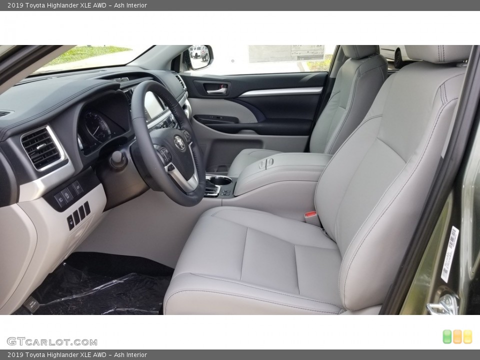 Ash Interior Photo for the 2019 Toyota Highlander XLE AWD #133147253