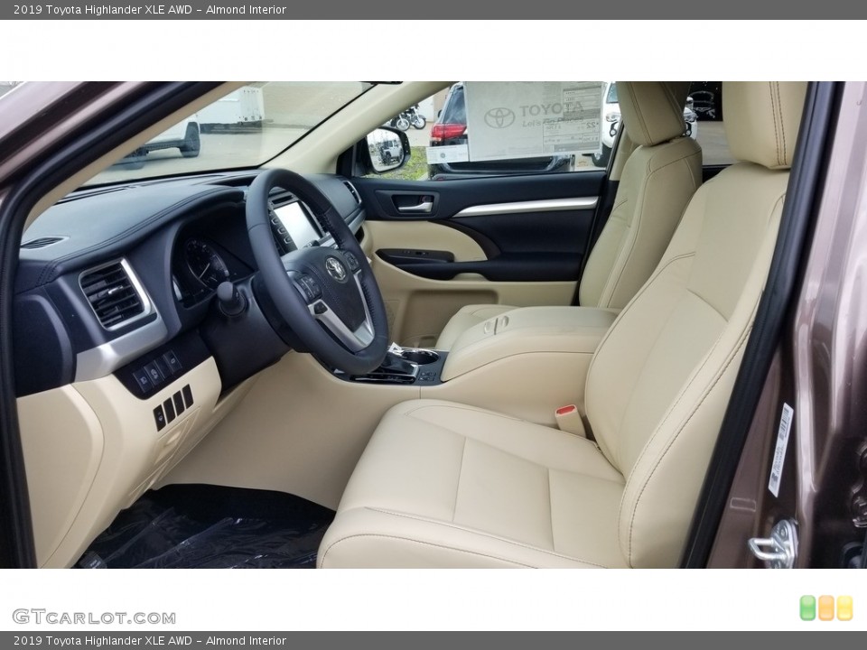 Almond Interior Photo for the 2019 Toyota Highlander XLE AWD #133147733