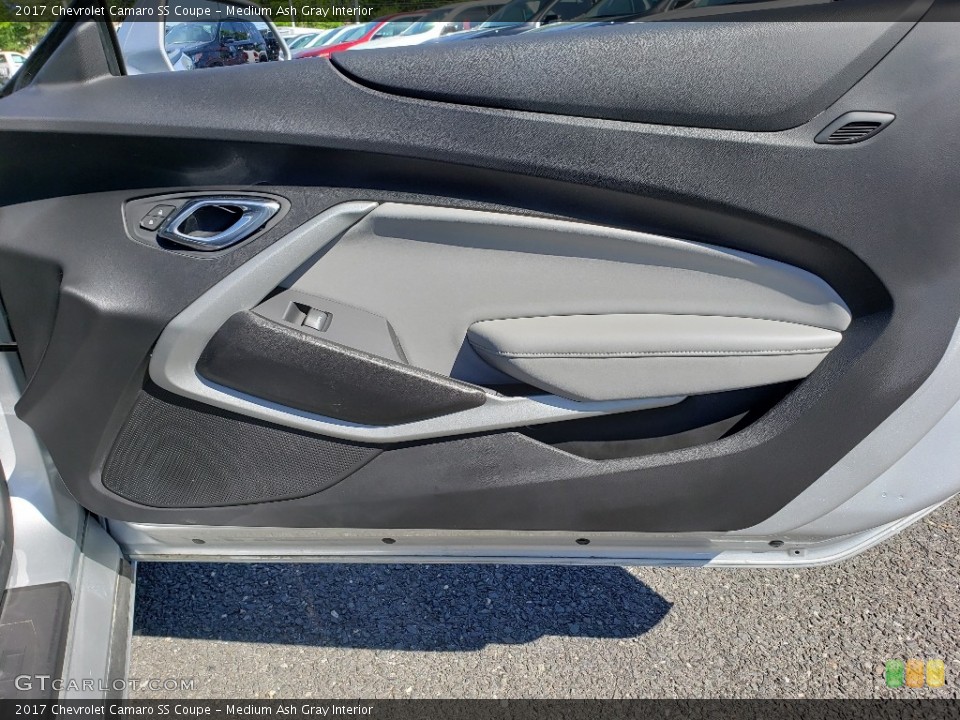 Medium Ash Gray Interior Door Panel for the 2017 Chevrolet Camaro SS Coupe #133536544