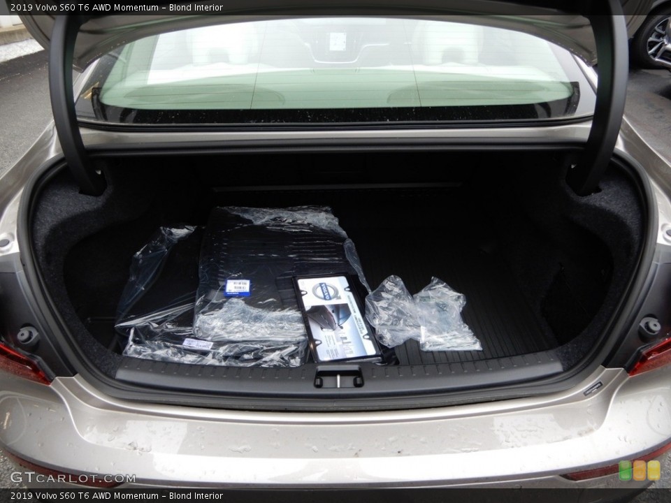 Blond Interior Trunk for the 2019 Volvo S60 T6 AWD Momentum #133714008