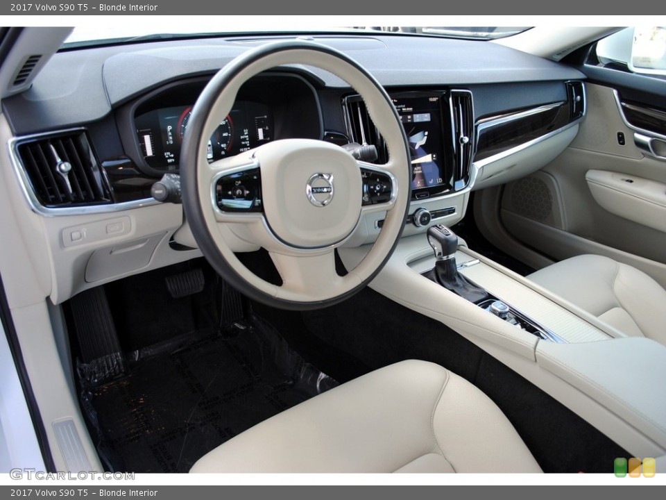 Blonde Interior Photo for the 2017 Volvo S90 T5 #134678549