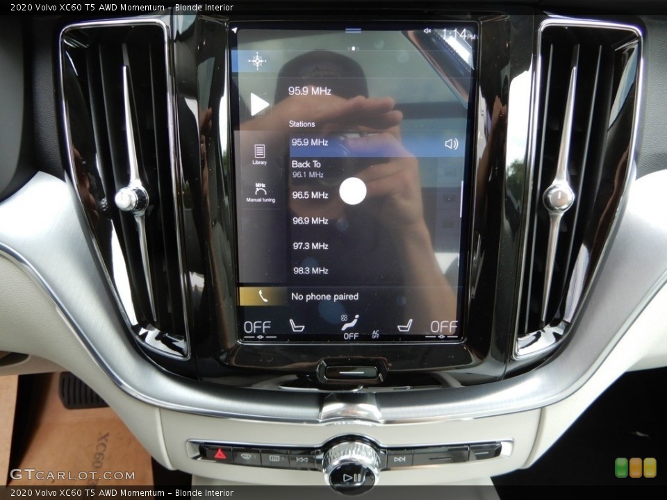 Blonde Interior Controls for the 2020 Volvo XC60 T5 AWD Momentum #134852057