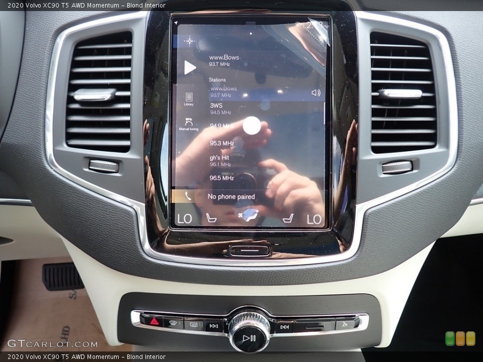 Blond Interior Controls for the 2020 Volvo XC90 T5 AWD Momentum #135451739