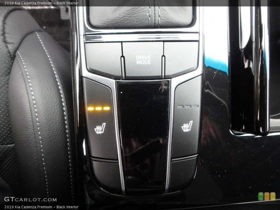 Black Interior Controls for the 2019 Kia Cadenza Premium #135894748