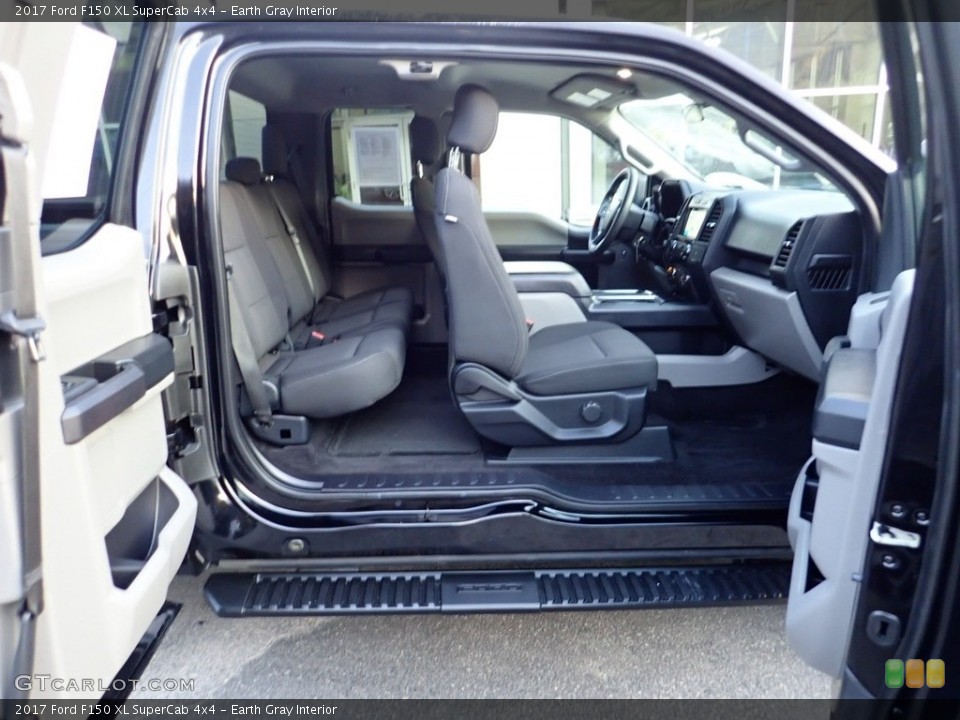 Earth Gray Interior Photo for the 2017 Ford F150 XL SuperCab 4x4 #135914273