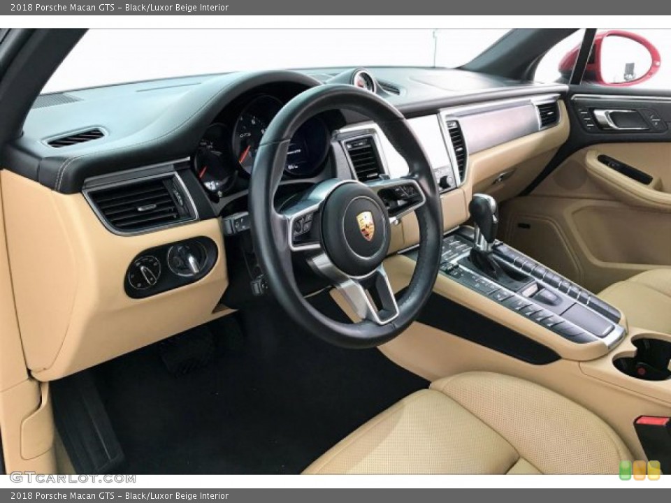 Black/Luxor Beige Interior Photo for the 2018 Porsche Macan GTS #135988727