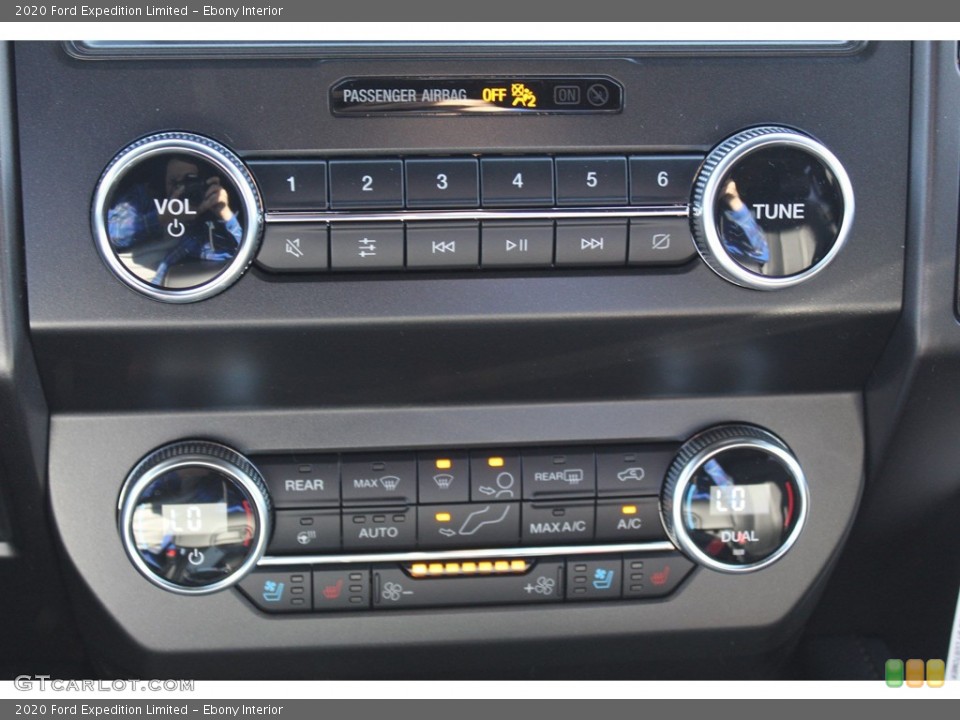 Ebony Interior Controls for the 2020 Ford Expedition Limited #136125605