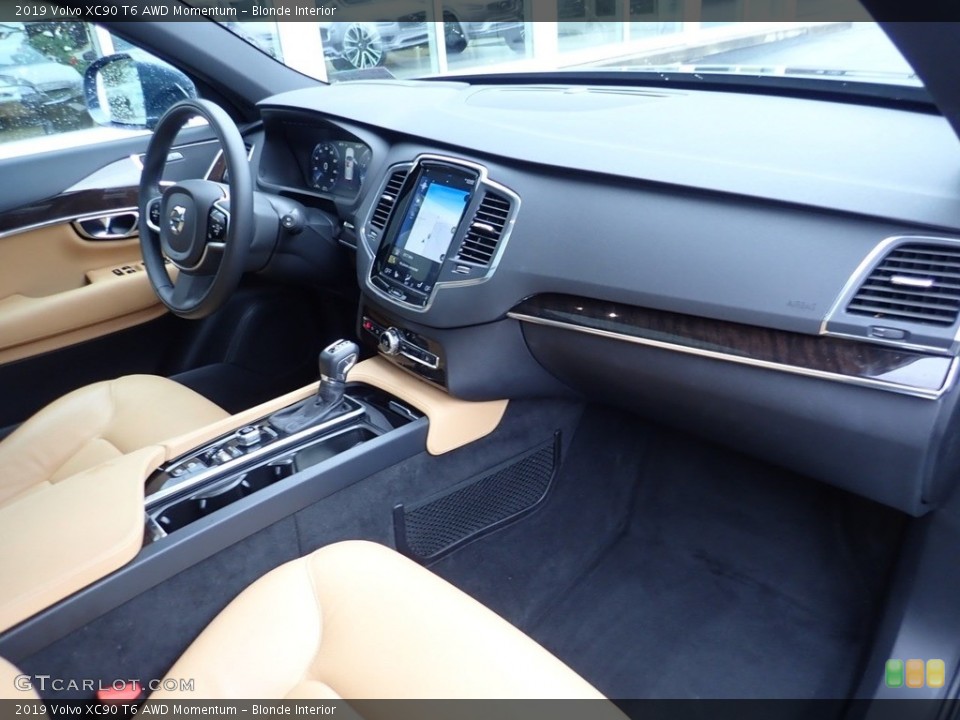 Blonde Interior Dashboard for the 2019 Volvo XC90 T6 AWD Momentum #136176154